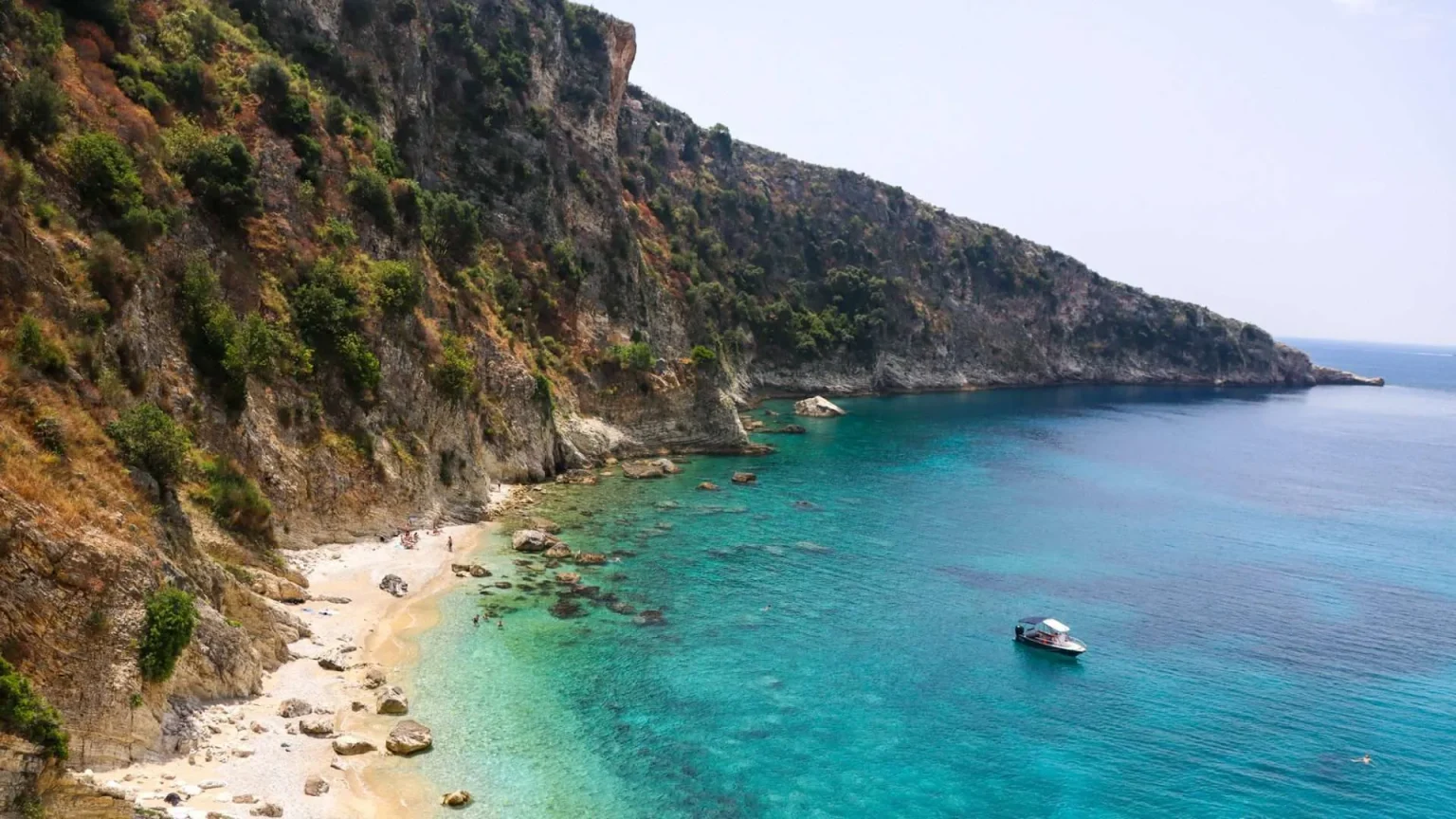 “Ouest France”: Pushime larg turmave: Shqipëria ndër destinacionet më të qeta të Evropës