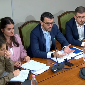 Karakaçi: Familjarët dhe bizneset e vogla do të vijojnë të mbrohen me çmime të rregulluara të energjisë