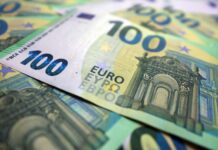 Euroja në nivelin më të ulët historik në raport me lekun