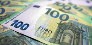 Euroja në nivelin më të ulët historik në raport me lekun