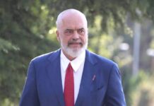 Rama mesazh me poezinë e Agollit “Kundërshtarëve të mi”: Mbi baltën korija bleron