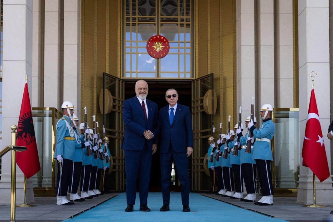 Rama pritet nga Erdogan në Pallatin Presidencial në Ankara