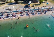 Plazhi publik i “uçkave” në Pogradec, destinacion i preferuar për pushuesit