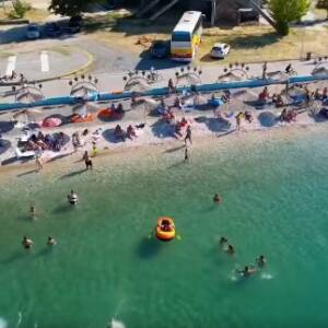 Plazhi publik i “uçkave” në Pogradec, destinacion i preferuar për pushuesit