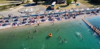 Plazhi publik i “uçkave” në Pogradec, destinacion i preferuar për pushuesit