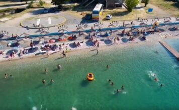 Plazhi publik i “uçkave” në Pogradec, destinacion i preferuar për pushuesit