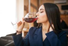 GASTRONOMI – Si po ndryshon tregu i verës me alternativat pa alkool?
