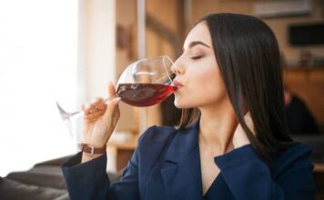 GASTRONOMI – Si po ndryshon tregu i verës me alternativat pa alkool?