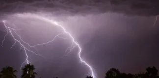 METEO – Stuhitë godasin Francën, 13 mijë familje pa energji elektrike