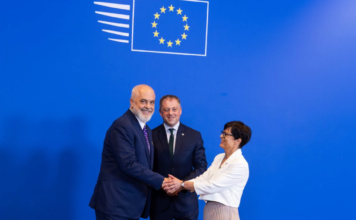 Nga vizita në Paris te mbyllja e tre kapitujve të negociatave në Bruksel, Rama ndan fotoalbumin e javës