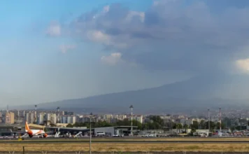 KATANIA – Retë e hirit nga Etna detyrojnë aeroportin të pezullojë fluturimet