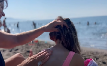 Pushime të sigurta në plazh, si t’i mbroni fëmijët nga dielli