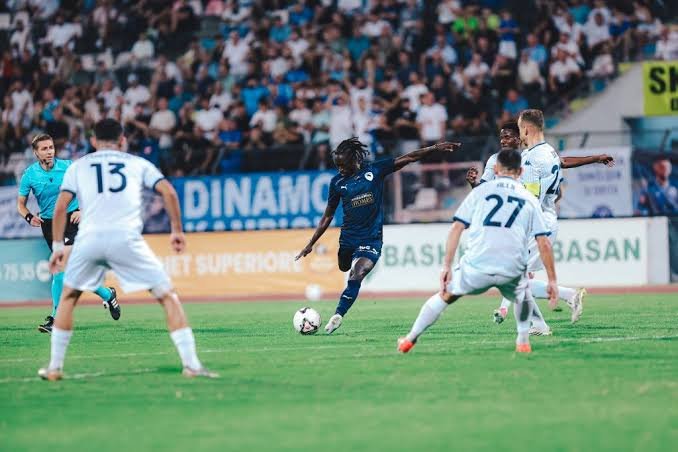 La vajzën e vogël dy ditë në shtëpi për të parë në stadium ”Dinamo”-”Pafos”