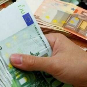 Forcohet euroja dhe dollari në raport me lekun