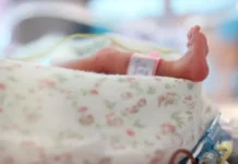 Një 54-vjeçare sjell në jetë vajzën nga embrioni i ngrirë prej 22 vitesh