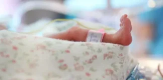 Një 54-vjeçare sjell në jetë vajzën nga embrioni i ngrirë prej 22 vitesh
