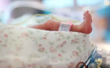 Një 54-vjeçare sjell në jetë vajzën nga embrioni i ngrirë prej 22 vitesh