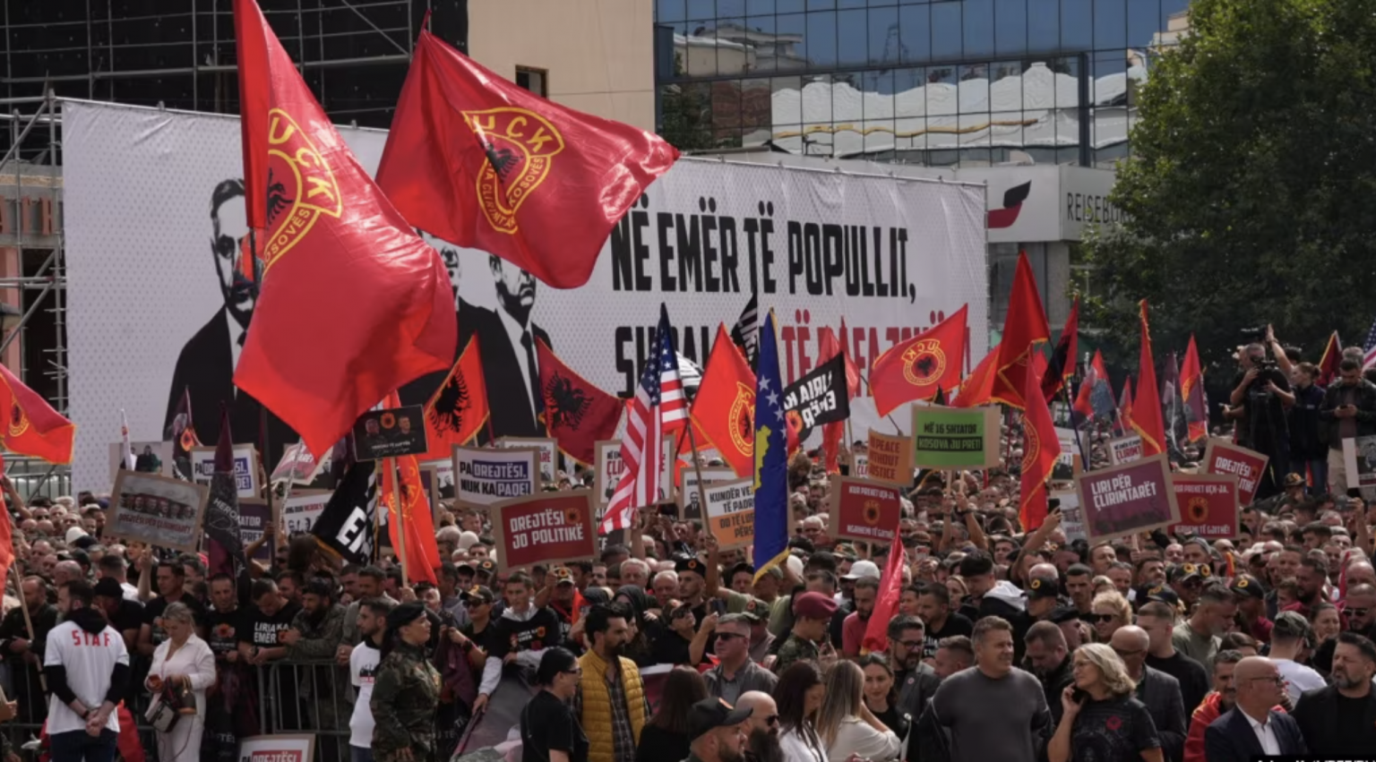 “Marshi për liri” mbushi sheshet në Prishtinë në prag të verdiktit të Gjykatës Speciale
