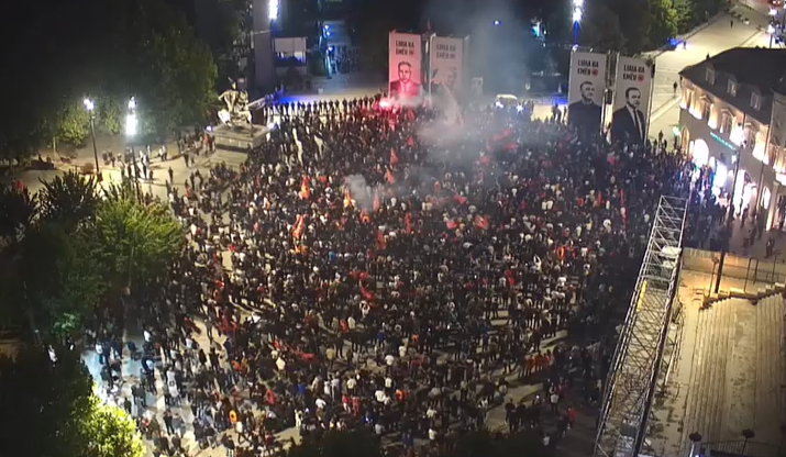 Vijojnë protestat në Prishtinë kundër vendimit të Gjykatës Speciale