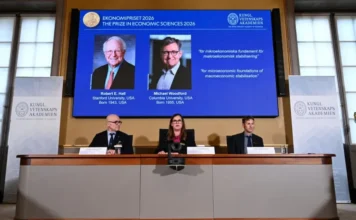 STOKHOLM – Michael Woodford dhe Robert Hall marrin çmimin Nobel në Ekonomi